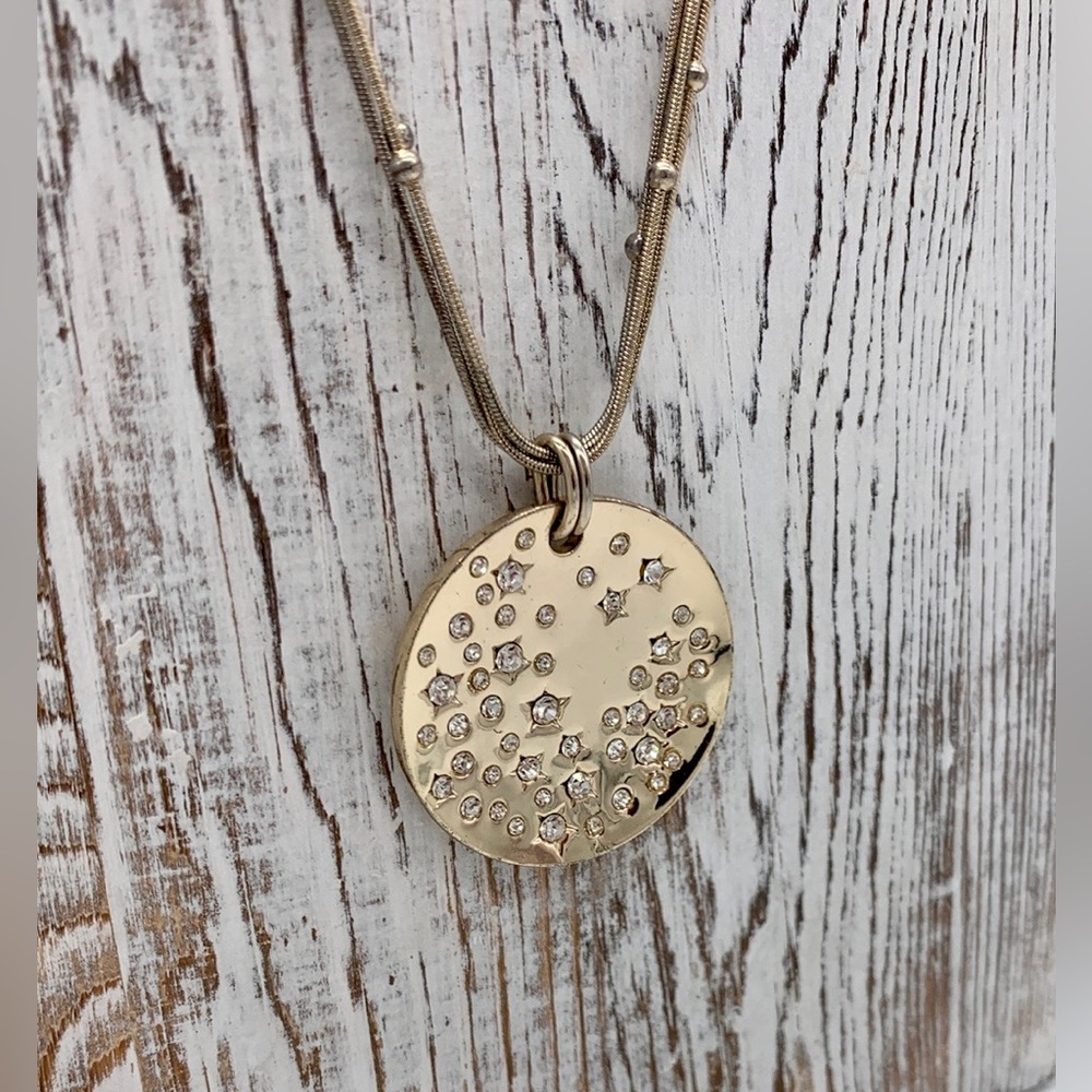 🌟 A stunning and sparkly White House Black Market necklace! 🌟